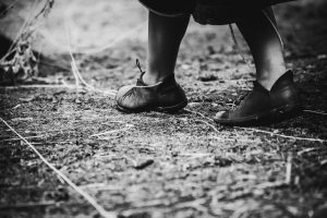 Chaussures de cuir d'une danseuse et fils blancs tendus au ras du sol, en noir et blanc — Fibre