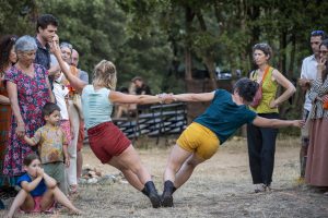 Deux danseuses en contrepoids, main dans la main et corps inclinés, au milieu du public — Hors Sol