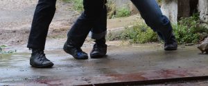 Jambes et chaussures de deux danseuses sur un sol de béton mouillé — Hors Sol