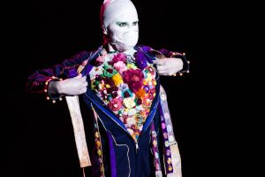 Interprète ouvrant sa veste sur un plastron de fleurs de tissu multicolores — Kimonoshima