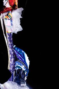 Profil d'un costume d'étoffes et de plastique translucide, sur fond noir — Kimonoshima