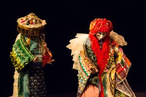 Deux interprètes en costumes d'étoffes brodées, l'un coiffé d'un chapeau à pompons — Kimonoshima